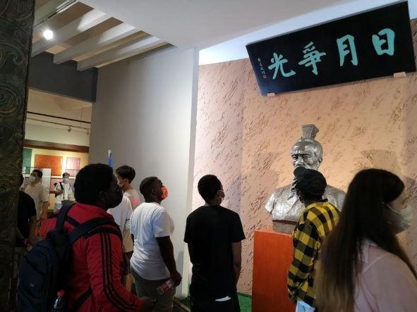 1633161965656043932.jpg 瞻仰屈原纪念馆,学习并感知中国君子文化和爱国主义精神.jpg