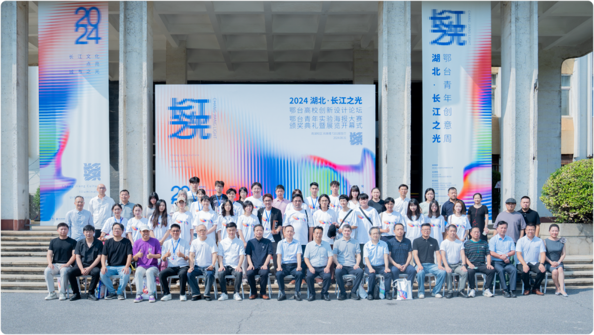 1725173624146020504.png 合影.png